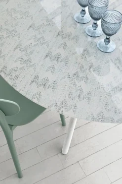 Tavolo fisso rotondo in vetro temperato con stampa digitale Smile disponibile in vari colori