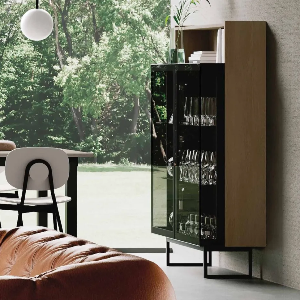 Vetrina con piedini e 2 ante in vetro fumè disponibile in vari colori