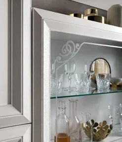 Vetrina Vania linea Prevaling finitura Bianco Frassino con serigrafia Argento e maniglie con strass